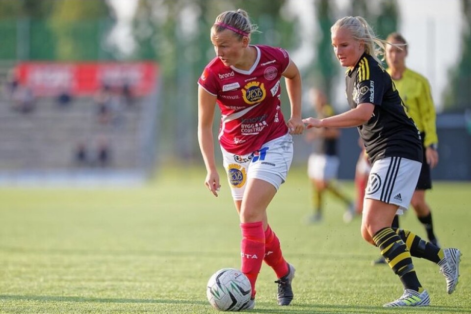 Elin Åkerman i aktion under en match mot AIK.