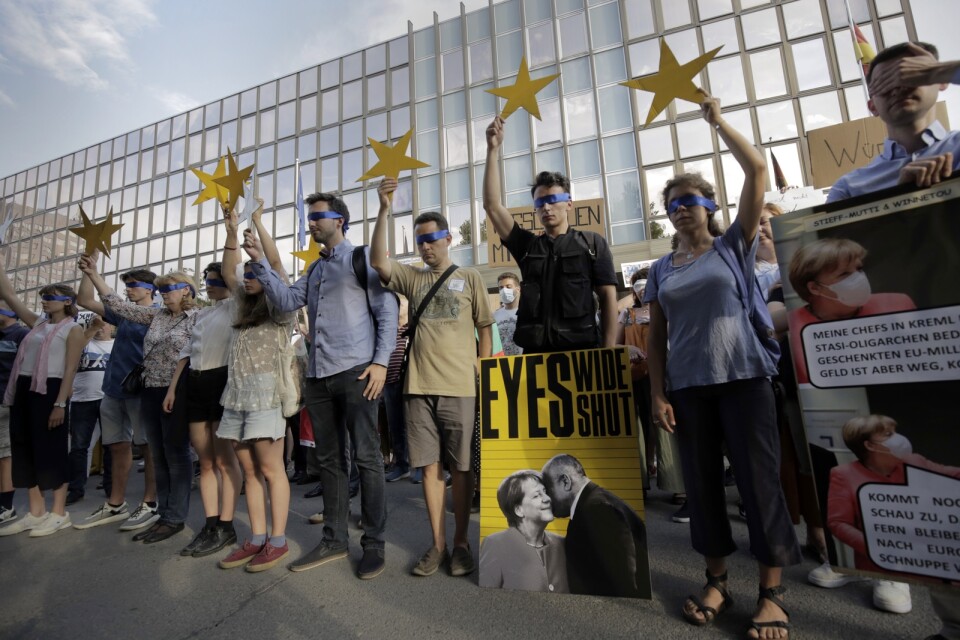 Demonstranter blundar och håller upp stjärnor som ska symbolisera EU:s medlemsstater i samband med en protest i mitten av augusti. Många av de som protesterar anser att EU har varit för tyst om den omfattande korruption i Bulgarien som de vill sätta ljuset på.