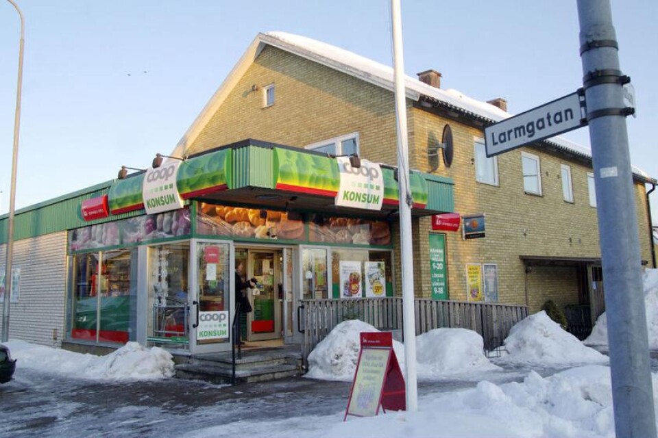 I måndags kväll, efter stängningsdags, rånades Konsum i Lenhovda av två personer som gömt sig i butiken.