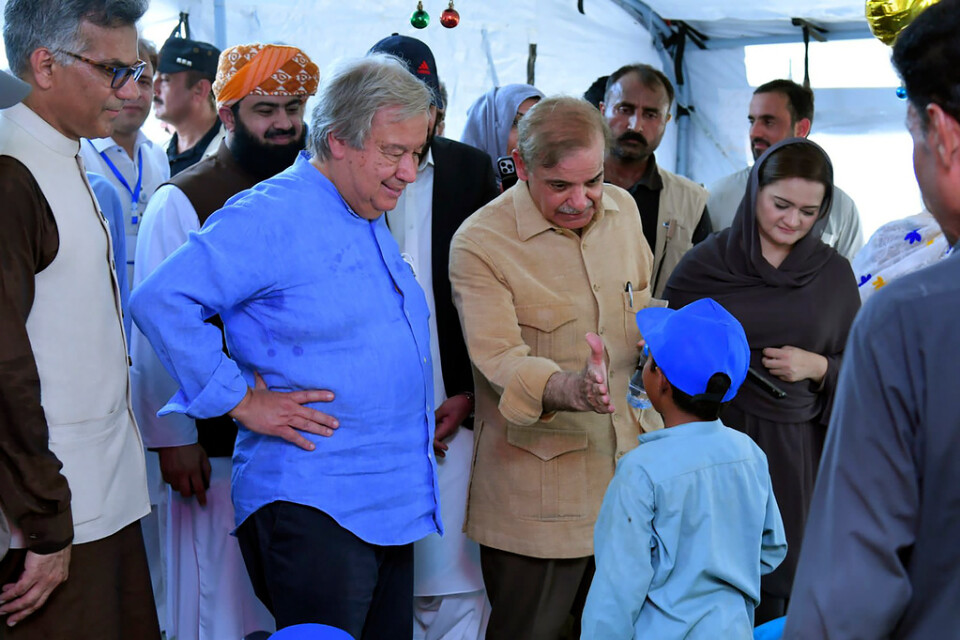 FN:s generalsekreterare António Guterres och Pakistans premiärminister Shahbaz Sharif (till höger) besöker drabbade för översvämningskatastrofen i Pakistan.