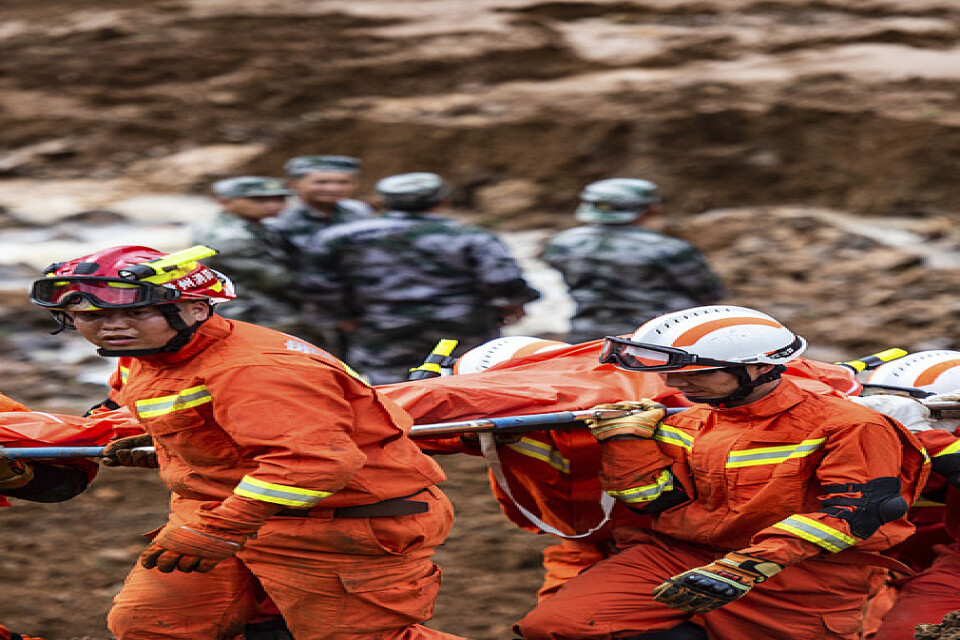 Räddningsarbetare arbetar på platsen för ett jordskred i sydvästra Kina.