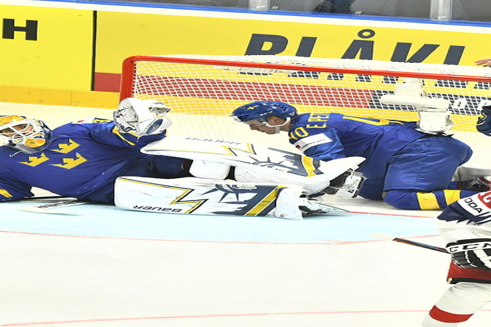 Tre Kronor och målvakten Henrik Lundqvist fick en tuff start på VM i Slovakien. Mötet med Tjeckien slutade med en 2–5-förlust.