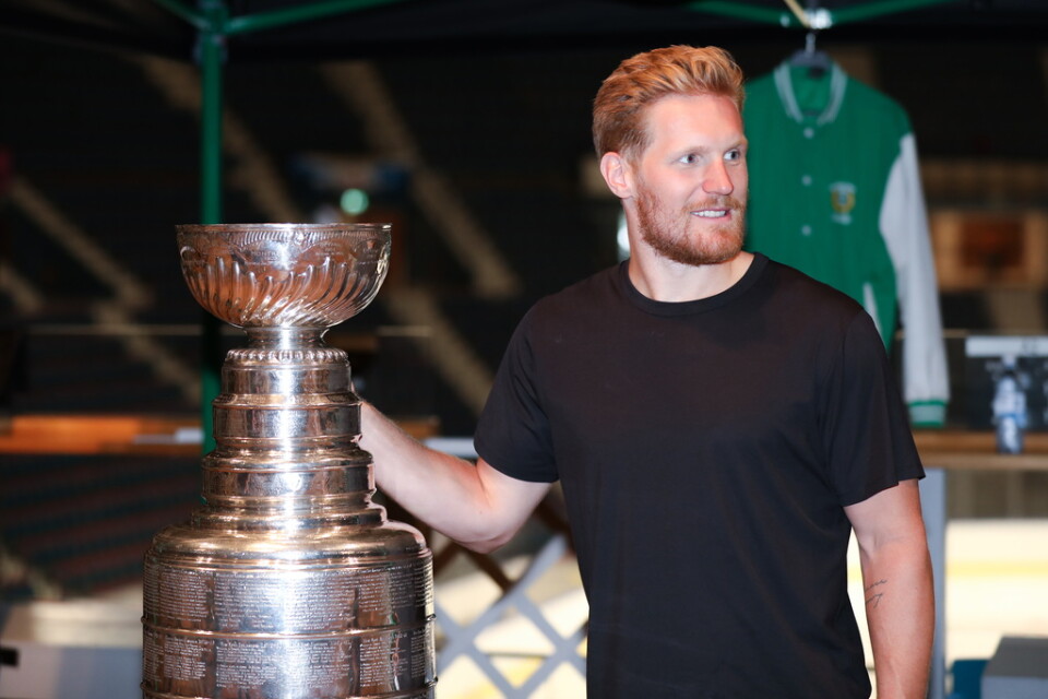 Gabriel Landeskog visar upp Stanley Cup-bucklan hemma i Stockholm. Colorados lagkapten är skadad och missar säsongsstarten i NHL. Arkivbild.