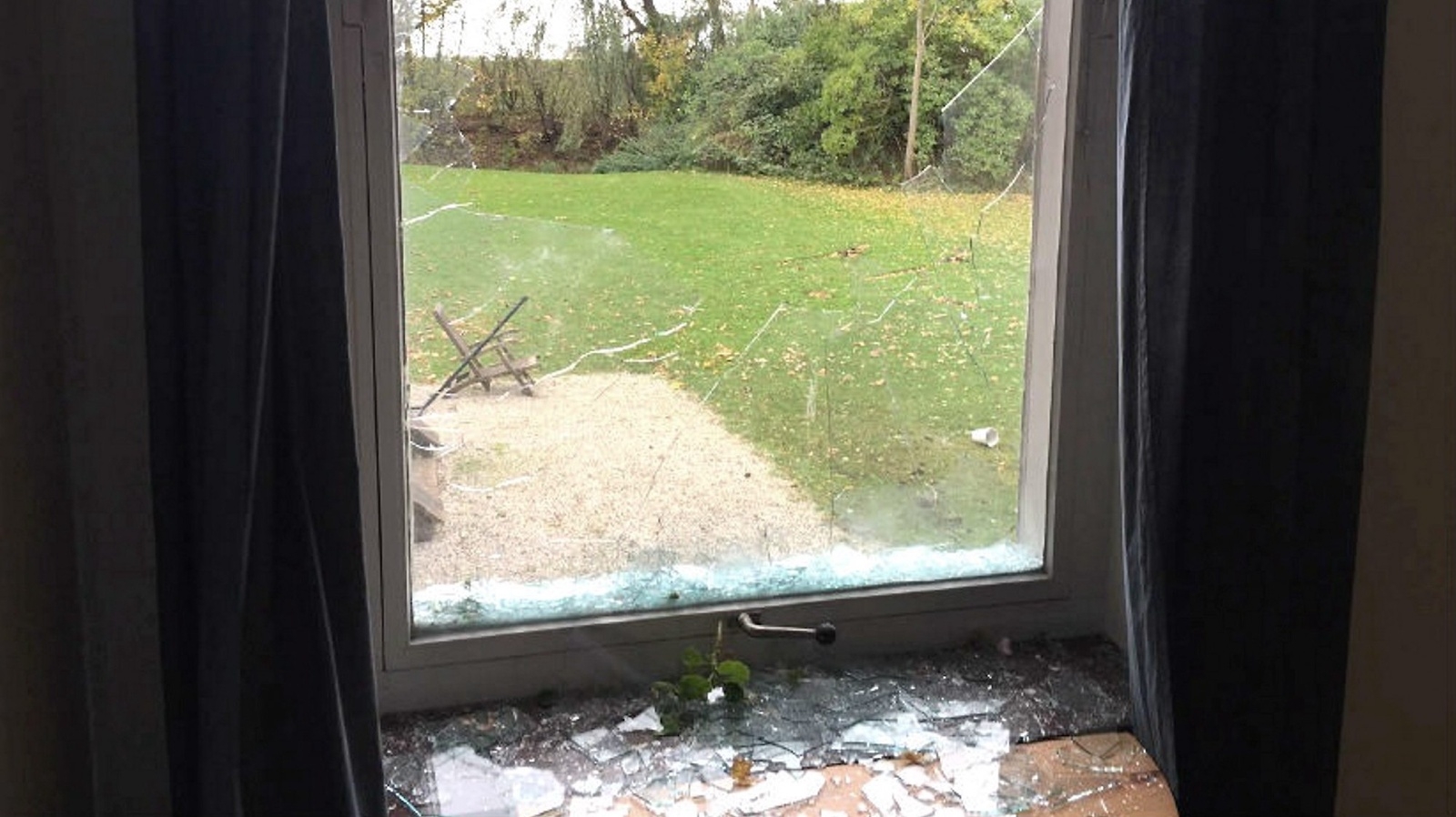 Ett 20-tal fönsterrutor krossades när den upprörde 17-åringen gick bärsärkagång med en pinne.
8Foto: Polisen
