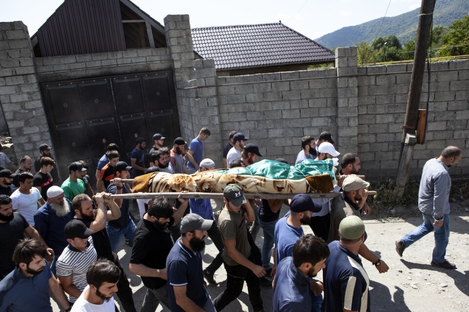 Människor bär den mördade Zelimchan Changosjvili till dennes begravning i byn Duisi, Georgien, den 29 augusti. Arkivbild.