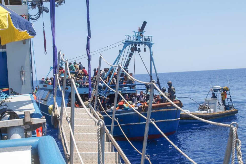 Den svenska kustbevakningens fartyg Poseidon har räddat 305 personer från en fiskebåt sydost om Sicilien och fört dem i land i den italienska hamnstaden Taranto. Sedan EU-insatsen Triton inleddes den 1 juni har Poseidon räddat nära 2 000 personer i Mede