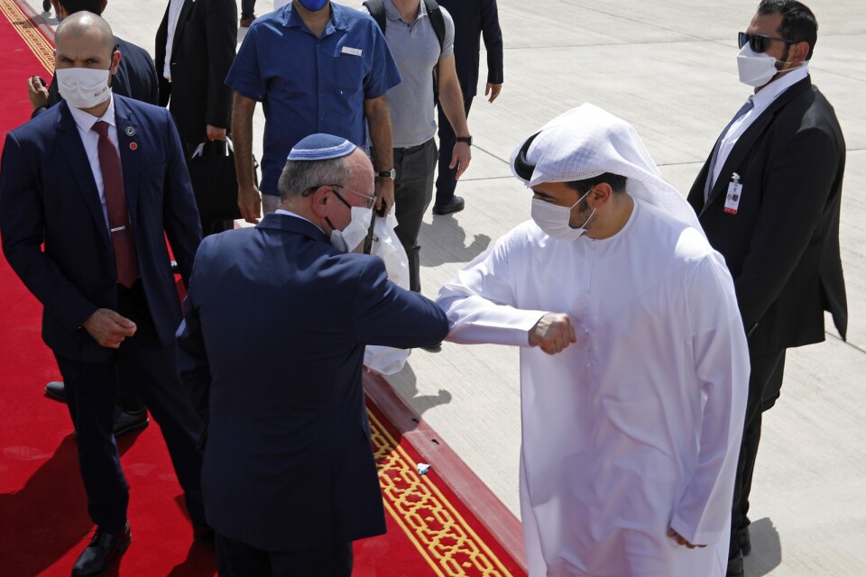 Israels nationelle säkerhetsrådgivare Meir Ben-Shabbat, till vänster, tar farväl av en emiratisk företrädare under ett besök i Abu Dhabi den 1 september. Arkivbild.