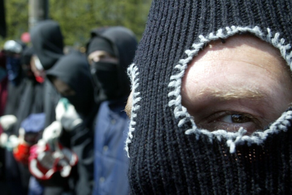Gör det straffbart med minst fängelse som påföljd att bära ansiktsmask på offentlig plats, anser Bo Frank (M).