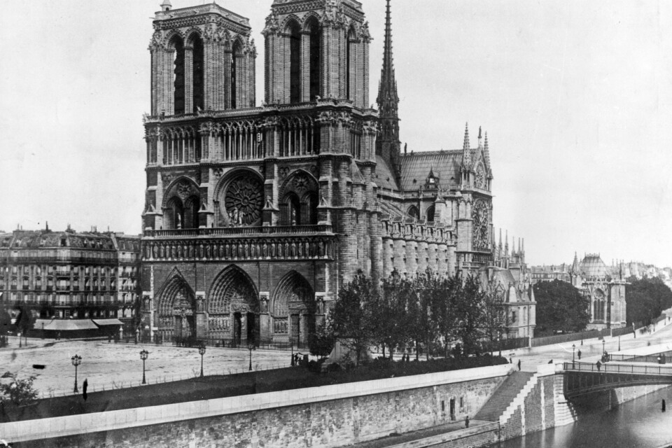 Notre-Dame har i många århundraden tornat upp sig över Paris. Bild från 1911.