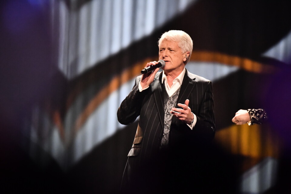 Claes-Göran Hederström sjunger "Det börjar verka kärlek, banne mej" på scen under Andra chansen i Melodifestivalen 2020.