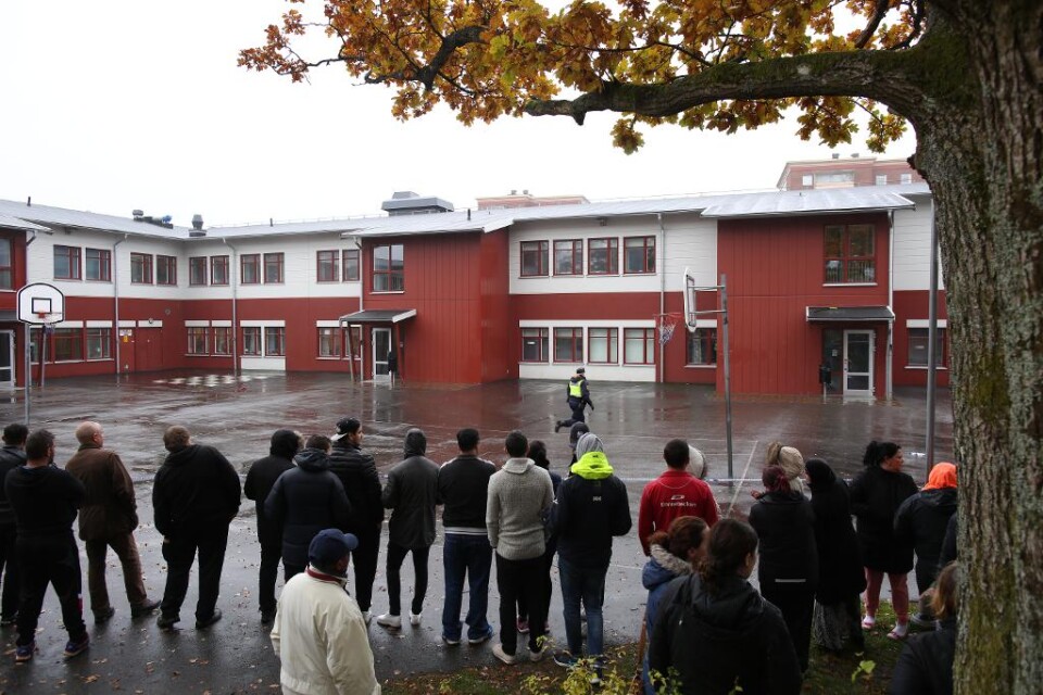 I dag öppnar Kronans skola i Trollhättan på nytt efter attacken för tio dagar sedan när gärningsmannen, en elevassistent och en elev dödades och en lärare och ytterligare en elev skadades allvarligt. Fler än 400 elever och personal återvänder till de lo