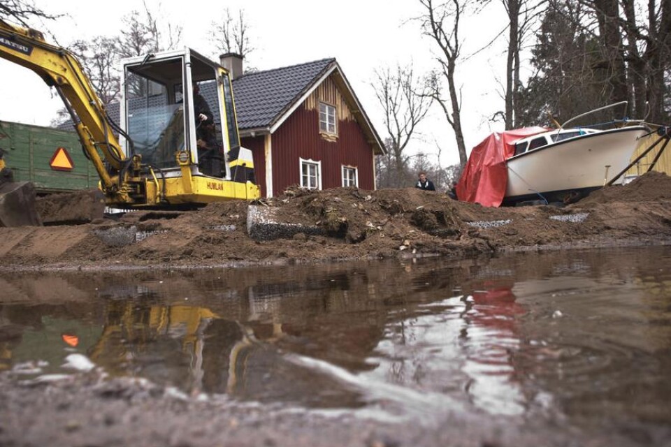 Vattnet stiger i Ryssby och nu pågår fullt arbete med att skydda fastigheterna.