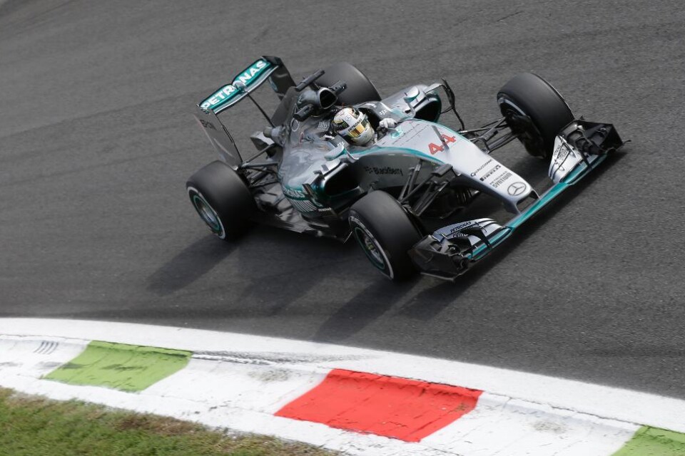 Lewis Hamilton visade direkt på Monza vem som har den bästa formel 1-bilen just nu. Britten var snabbast i den första träningen, en halv sekund före stallkompisen i Mercedes, Nico Rosberg. Rosberg var i sin tur mer än en sekund före trean Sebastian Vett