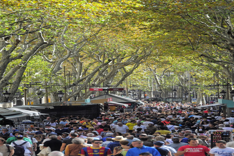 Folkmassa i centrala Barcelona, där gaturånen har ökat rejält på senare tid.
