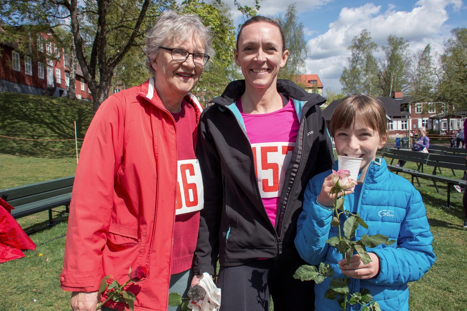 Tre generationer i motionsspåret. Monica Jörgensen, dottern Erika Blücher och dotterdottern Nellie Blücher.