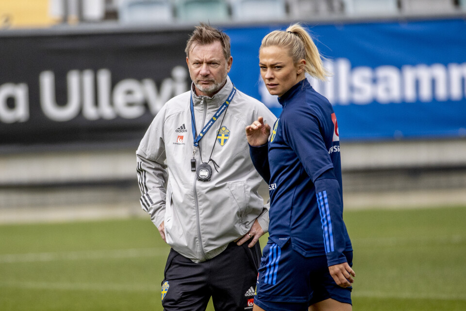 Förbundskapten Peter Gerhardsson och Barcelonaanfallaren Fridolina Rolfö under måndagens träning på Gamla Ullevi inför fotbollsdamernas VM-kvalmatch hemma mot Georgien.