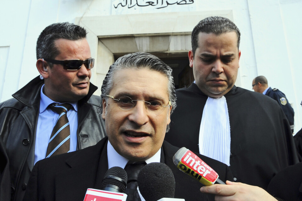 Presidentkandidaten Nabil Karoui (mitten). Arkivbild.