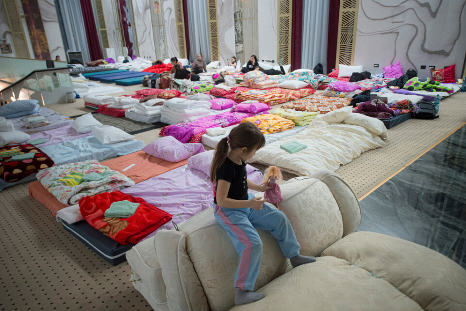 En flicka leker med sin docka på ett hotell i rumänska Siret. Många som flyr Ukraina har tagit sig till Rumänien.