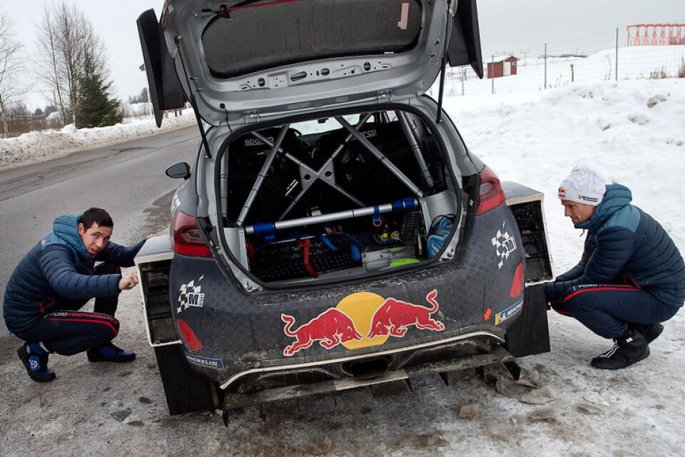 Sebastien Ogier och Julien Ingrassia byter hjul inför sista sträckan i Rally Sweden.
