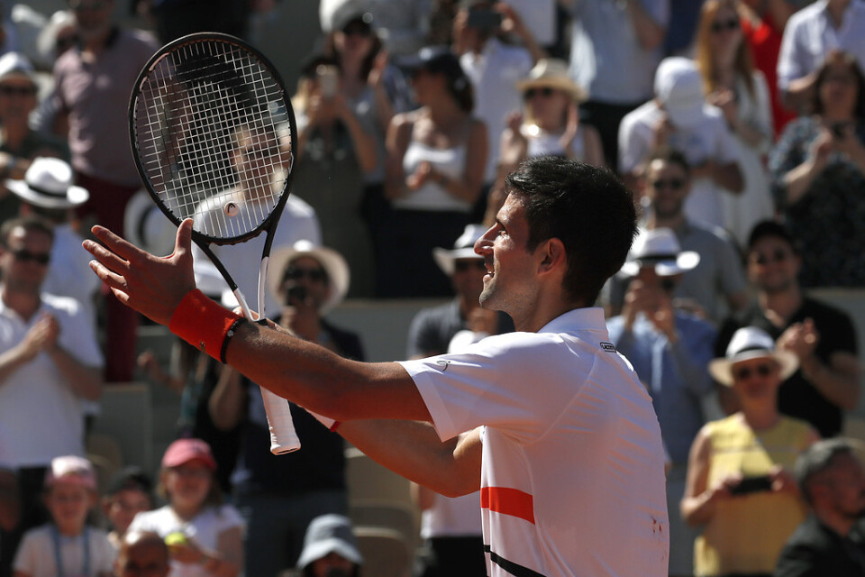 Novak Djokovic tog sig enkelt vidare till den fjärde omgången av Franska mästerskapen.