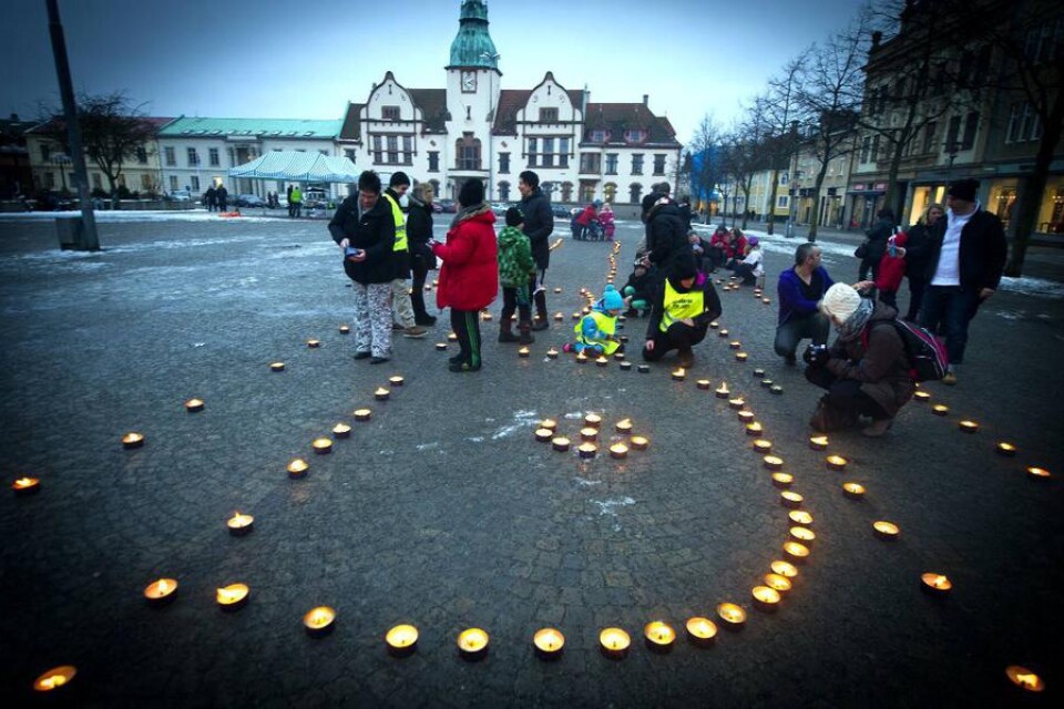 Ljusmanifestation. Fem familjer samlades under fredagen för att tända 300 marschaller. Det är siffran för antalet barn i Sverige som varje år insjuknar i cancer.