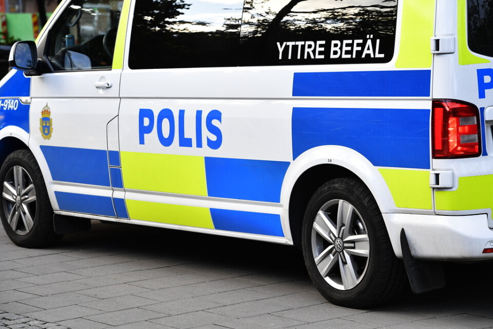 En person hällde vätska över en polisbuss vid polishuset i Göteborg. En misstänkt man greps senare. Arkivbild.