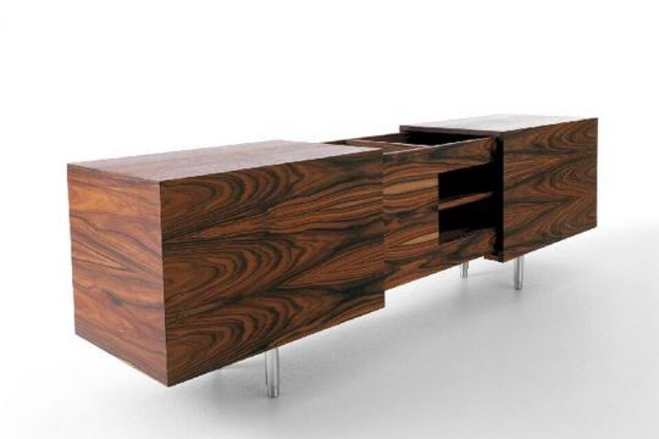 Jonas Lindvall vågar gå på tvären i svensk design. Hans möbler påminner om danskt 50-tal, japansk buddhism och amerikansk shaker. Ändå är det väldigt samtida. Här bordet Speyside.