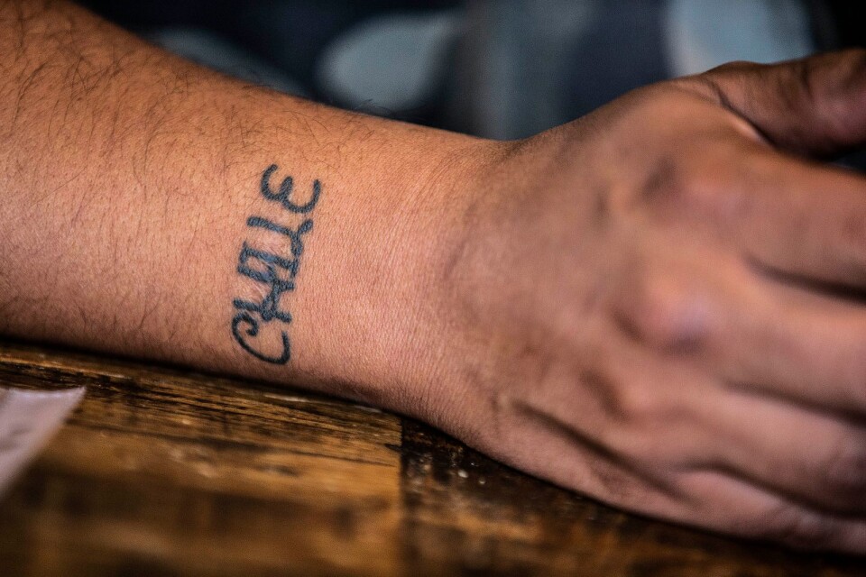 I samma veva som Robert Karlsson bestämde sig för att börja söka efter sina rötter tatuerade han in ”Chile” på armen. Några år efter beslutet hörde han radioinslaget om den pågående utredningen om misstänkt illegala adoptioner som ska ha skett på 70- och 80-talet.