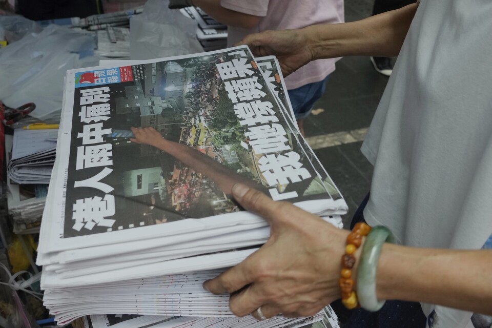 Sista utgåvan av Apple Daily. Nu lämnar nyhetssajten Initium Hongkong. Arkivbild.