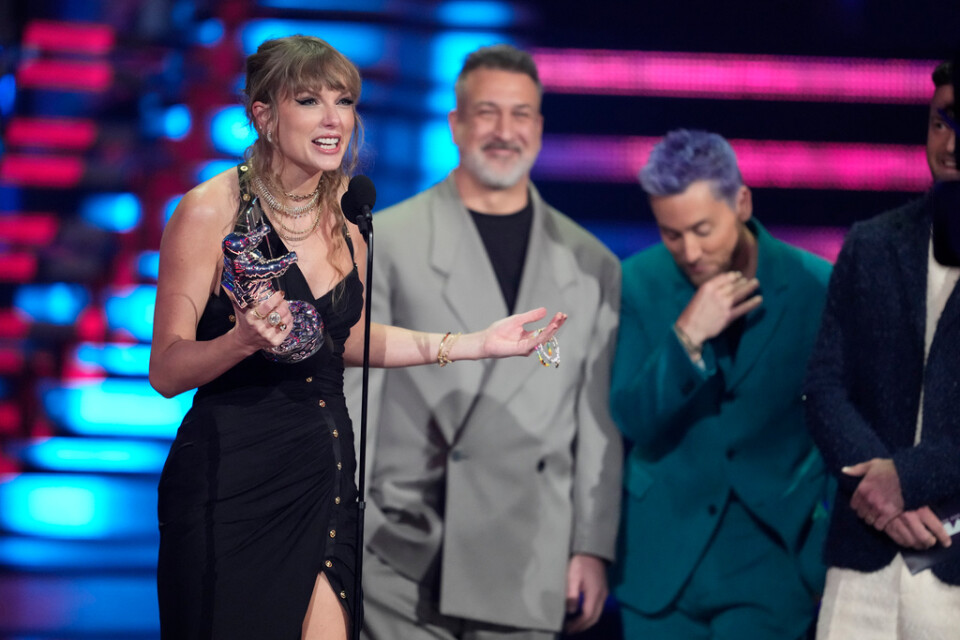 Taylor Swift fick pris för bästa poplåt för "Anti-Hero" på MTV-galan i Newark utanför New York. Prisutdelare: det för kvällen återförenade pojkbandet Nsync.