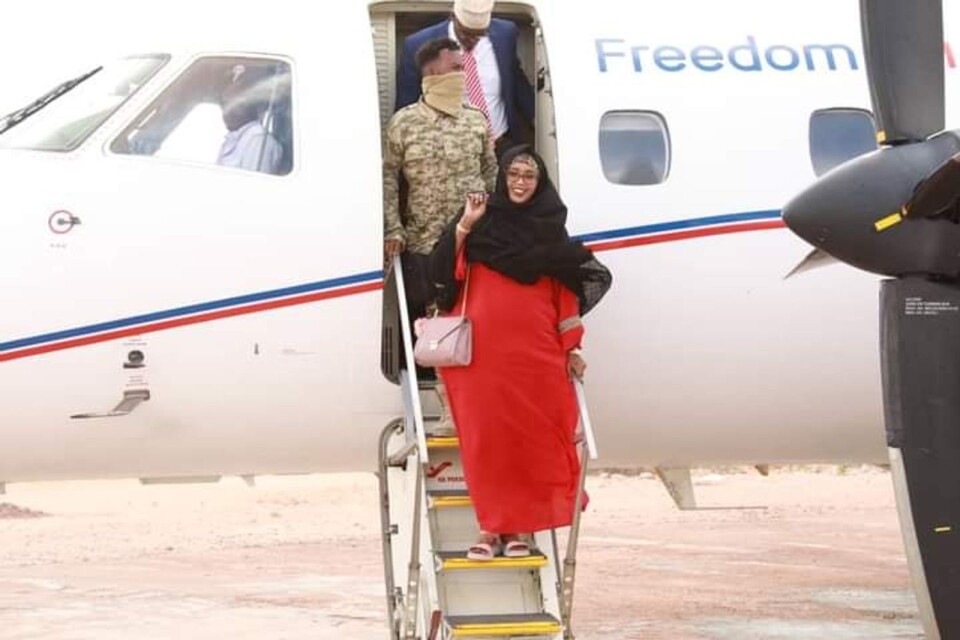 Qaali Ali Shire landar i sin hemstad Galkacyo, Somalias tredje största stad, för att träffa väljare.
