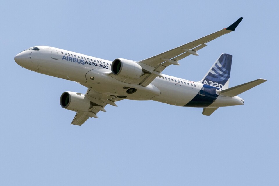 En Airbus av modell A220 går ned för landning vid flygplatsen i Toulouse, Frankrike. Arkivbild.