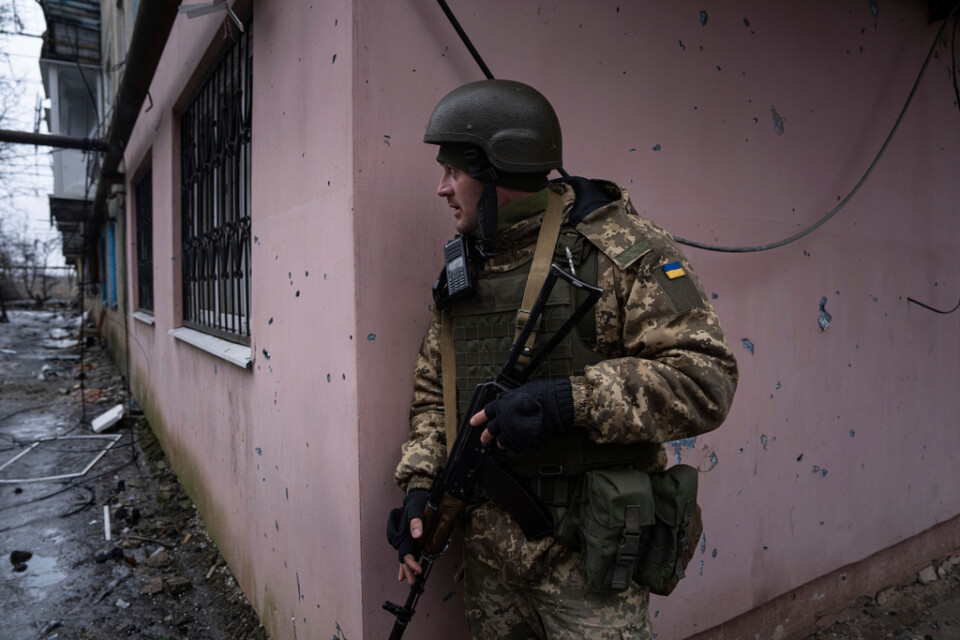 En ukrainsk soldat sonderar omgivningen under en patrullering i Vuhledar vid fronten. Bilden togs i lördags.