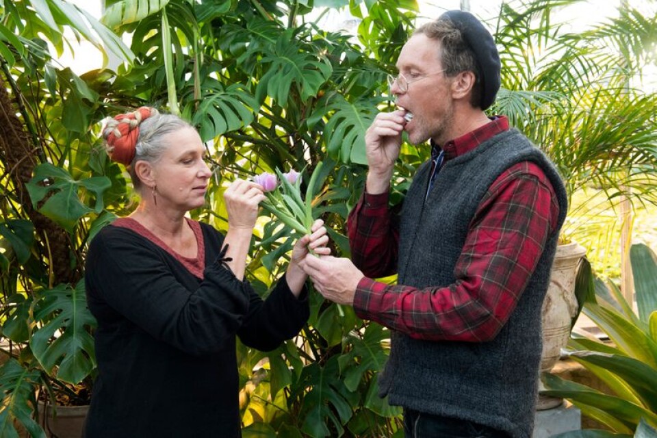 ”Vi vill förmedla något och inspirera folk till att stoppa fingrarna i jorden”, säger Marie Mandelmann, här med maken Gustav.