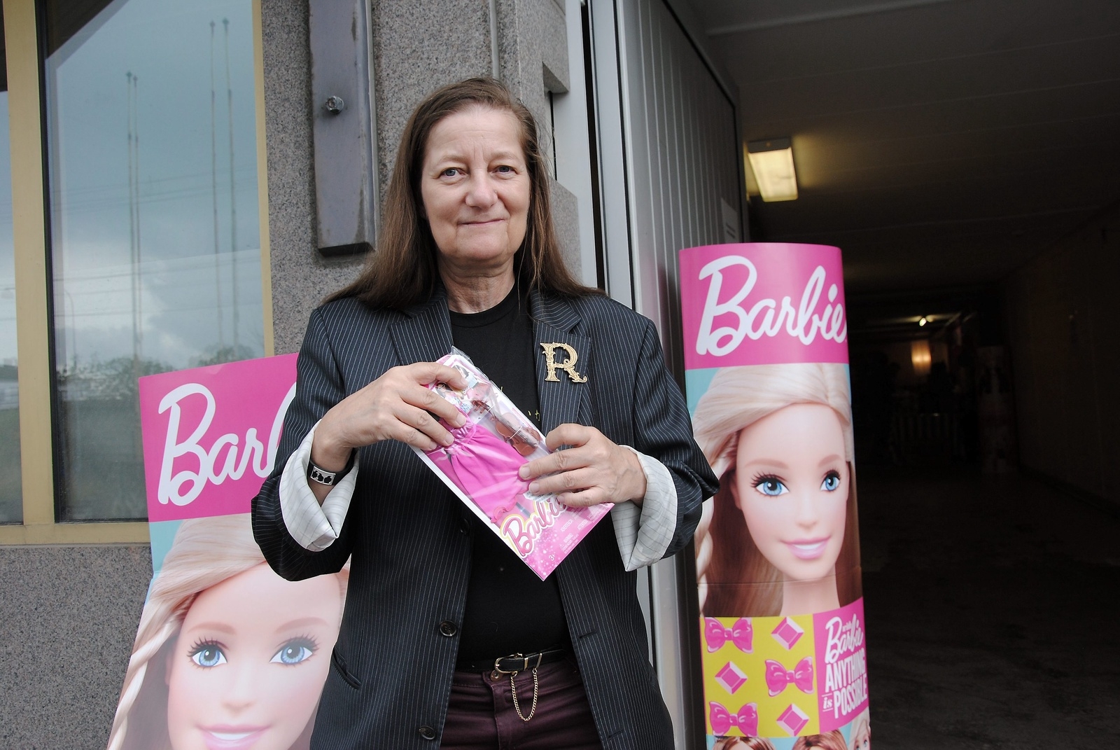 Tine Möller, skapar nya dockor av Barbiedockor.