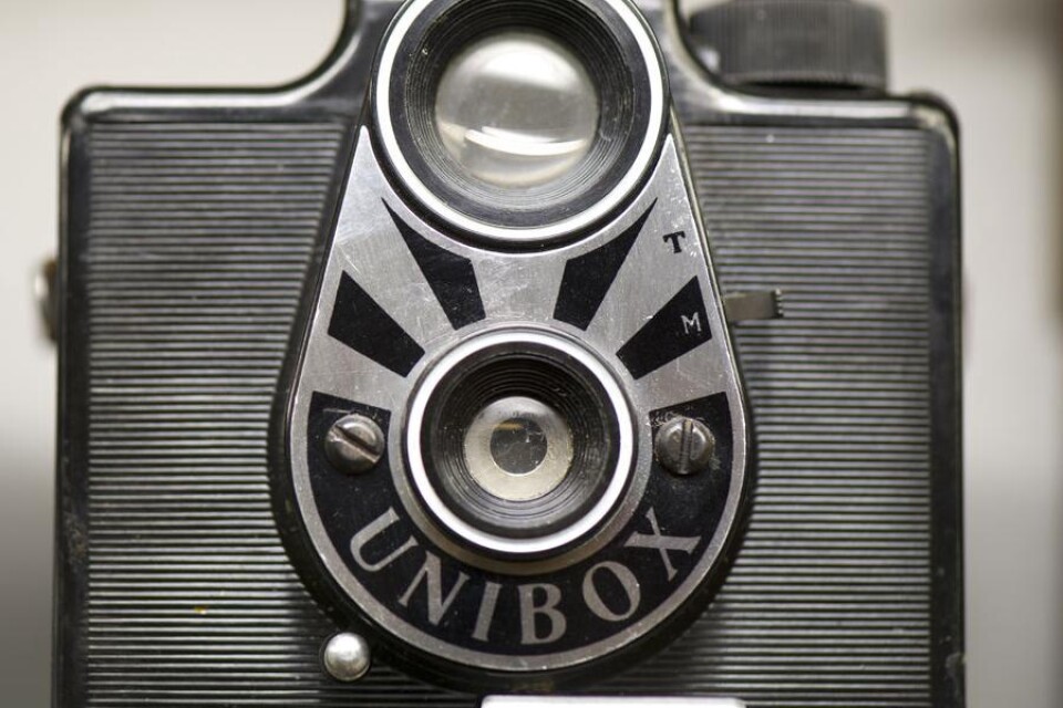 Tillverkad i Perstorp. Unibox-kameran är från 1950-talet och tillverkad i isolit. Kamerahuset tillverkades i Perstorp och kameran sattes sedan samman i Stockholm.
