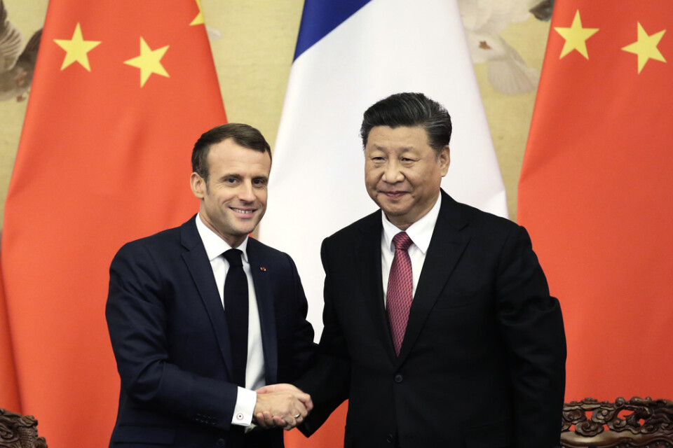 Frankrikes president Emmanuel Macron och Kinas president under deras möte i Beijing.