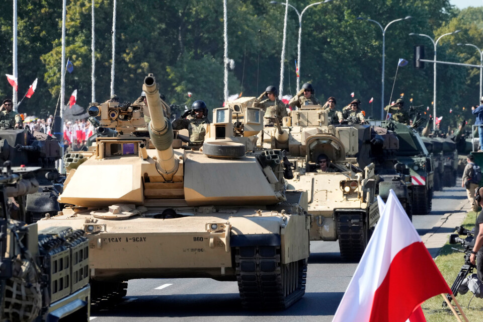 USA-tillverkade Abrams-stridsvagnar deltar i paraden.
