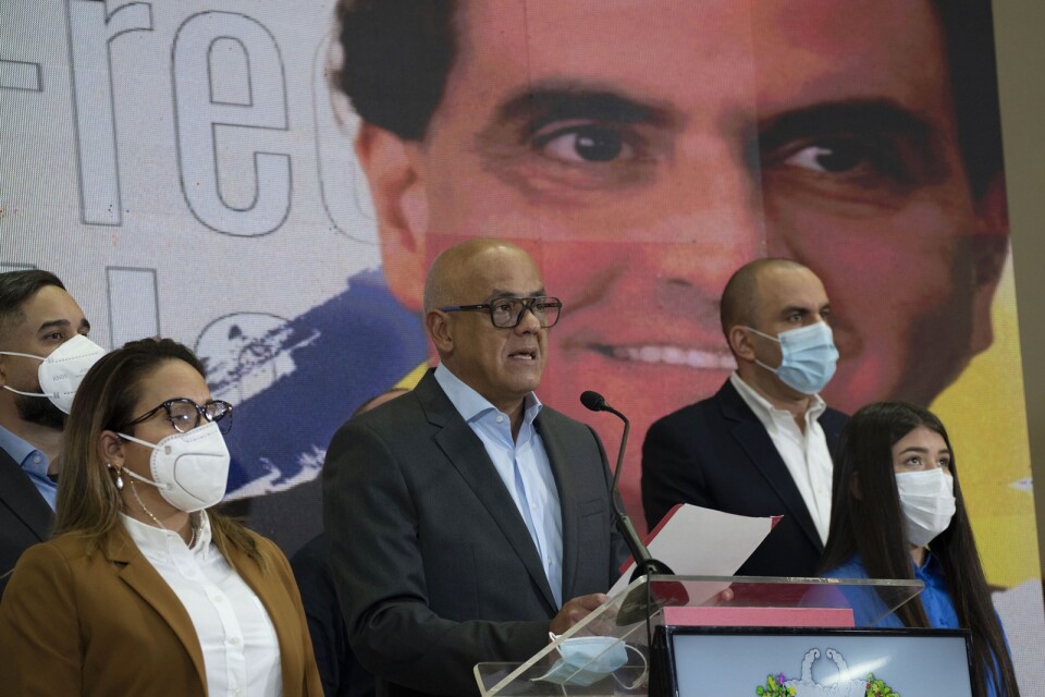 Jorge Rodriguez, som leder Maduroregimens delegation i förhandlingarna i Mexiko, under en presskonferens på lördagen.