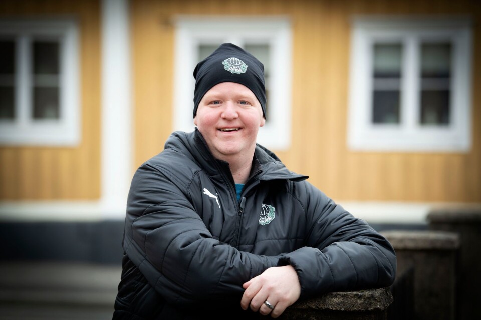 Ola Gunnarsson fann kärleken till fotbollen redan vid fem års ålder. Därefter tog karriären som lagledare och tränare fart och 2019 utsågs han till årets eldsjäl.