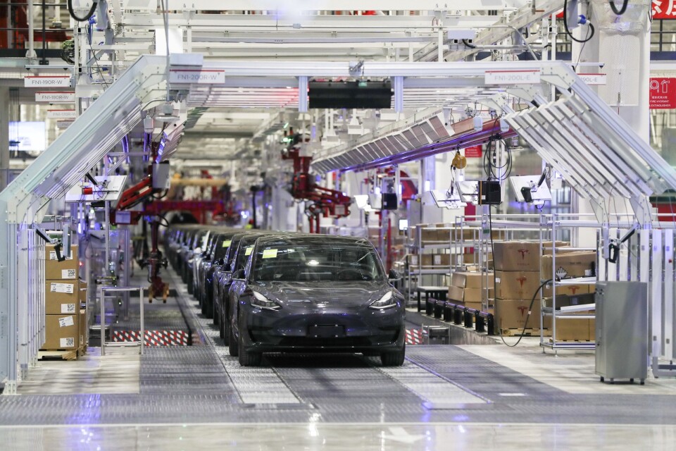 CATL:s batterier hamnar bland annat i Teslas bilar, som här rullar fram i en fabrik utanför Shanghai. Arkivbild.