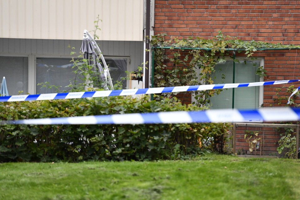 Alla tre åtalade döms för attacken mot flerfamiljshuset i Rotebro, norr om Stockholm. Arkivbild.