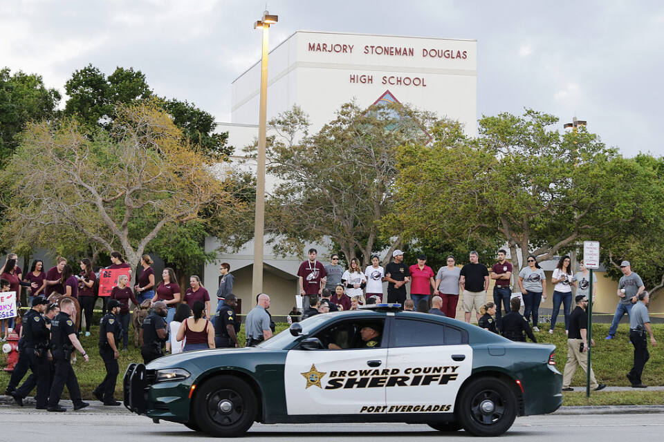 En polisbil i närheten av gymnasieskolan i Parkland i samband med att eleverna återvände till skolan efter skjutningen. Polisen på bilden har ingen koppling till texten. Arkivbild.