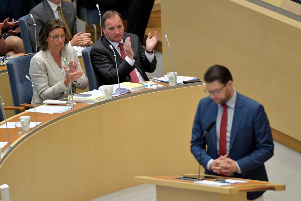 Nej, det är knappast Jimmie Åkesson som Stefan Löfven applåderar under riksdagsdebatten. Men frågan är hur han och Socialdemokraterna agerar när makten står på spel? Exemplet Halmstad talar för att hans ”enkla matematik” lätt kan visa sig vara falsk matematik.