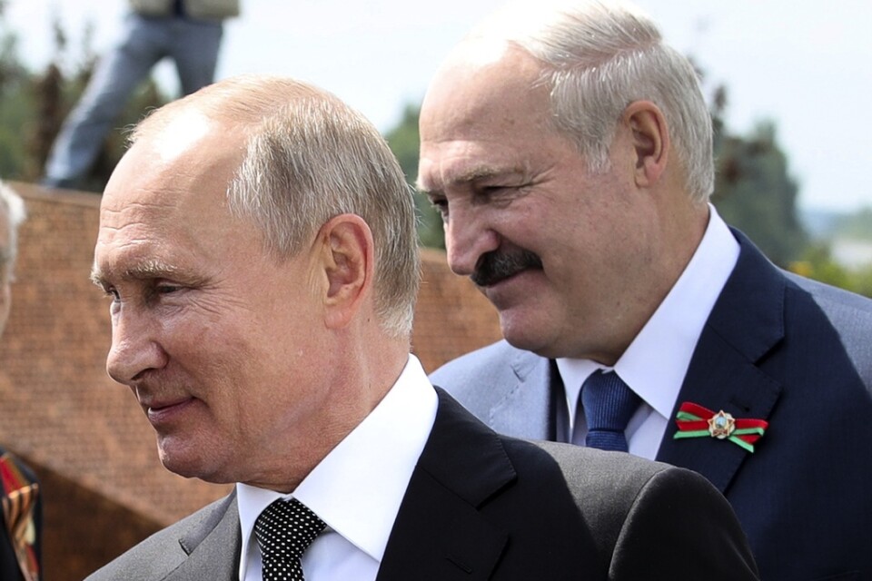 Vladimir Putin (i förgrunden) och Aleksandr Lukasjenko vid ett tidigare möte. Arkivbild.