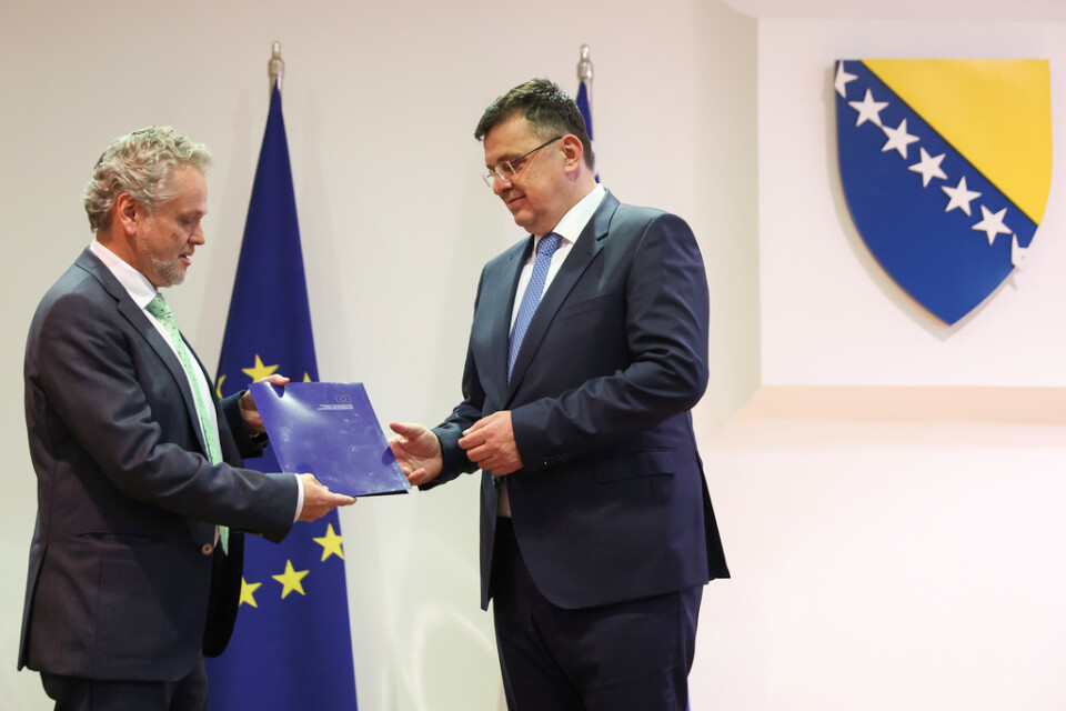 EU:s ambassadör i Bosnien och Hercegovina, Johann Sattler (till vänster) i ett möte med Zoran Tegeltija, som leder det bosniska ministerrådet. Arkivbild.