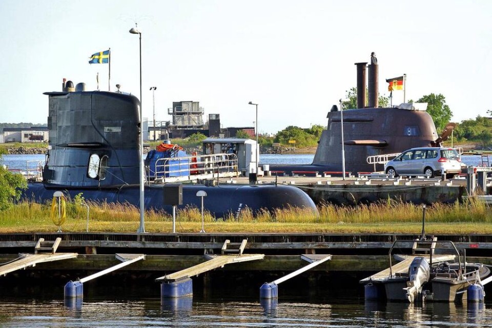 Konflikt om ubåtstillverkning. Försvarets materielverk (FMV) och den tyska stålkoncernen Thyssen?Krupp har i flera år legat i konflikt om ubåtstillverkningen vid Kockums. Eftersom parterna inte har kunnat komma överens har FMV vänt sig till Saab i stället. Nu har Thyssen?Krupp och Saab kommit överens om att Saab ska köpa Kockums.