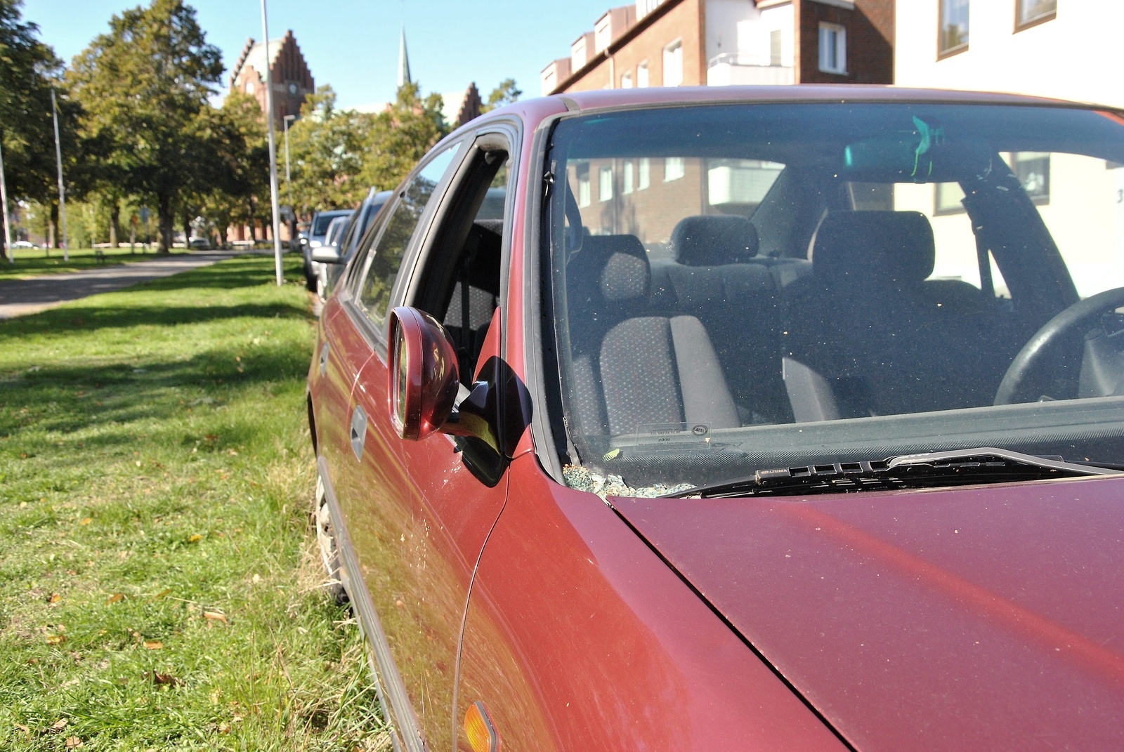Bakom kyrkan har den röda Hondan blivit stående med krossad ruta och intryckt sidospegel.Foto: Kristina Höjendal