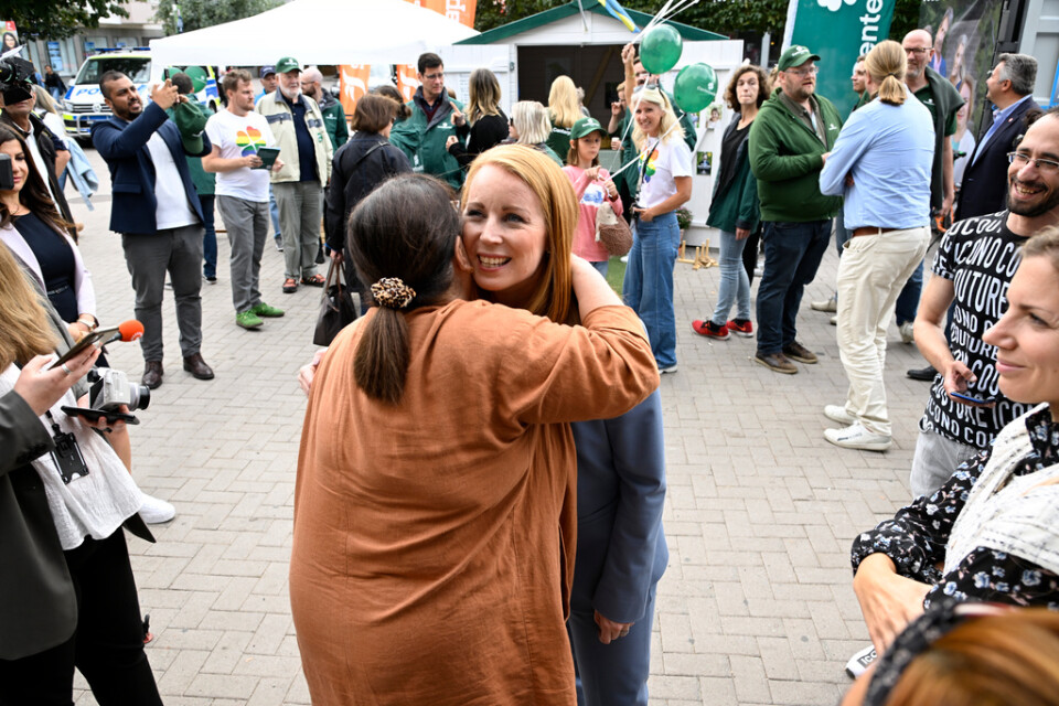 Centerledaren får en kram när hon kampanjar i Solna Centrum.