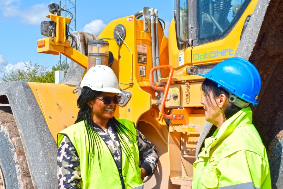 Temi J Poulsen and Doinlita Mocanu have had a boost to their self-confidence. Now they care able to manoeuvre heavy machines.